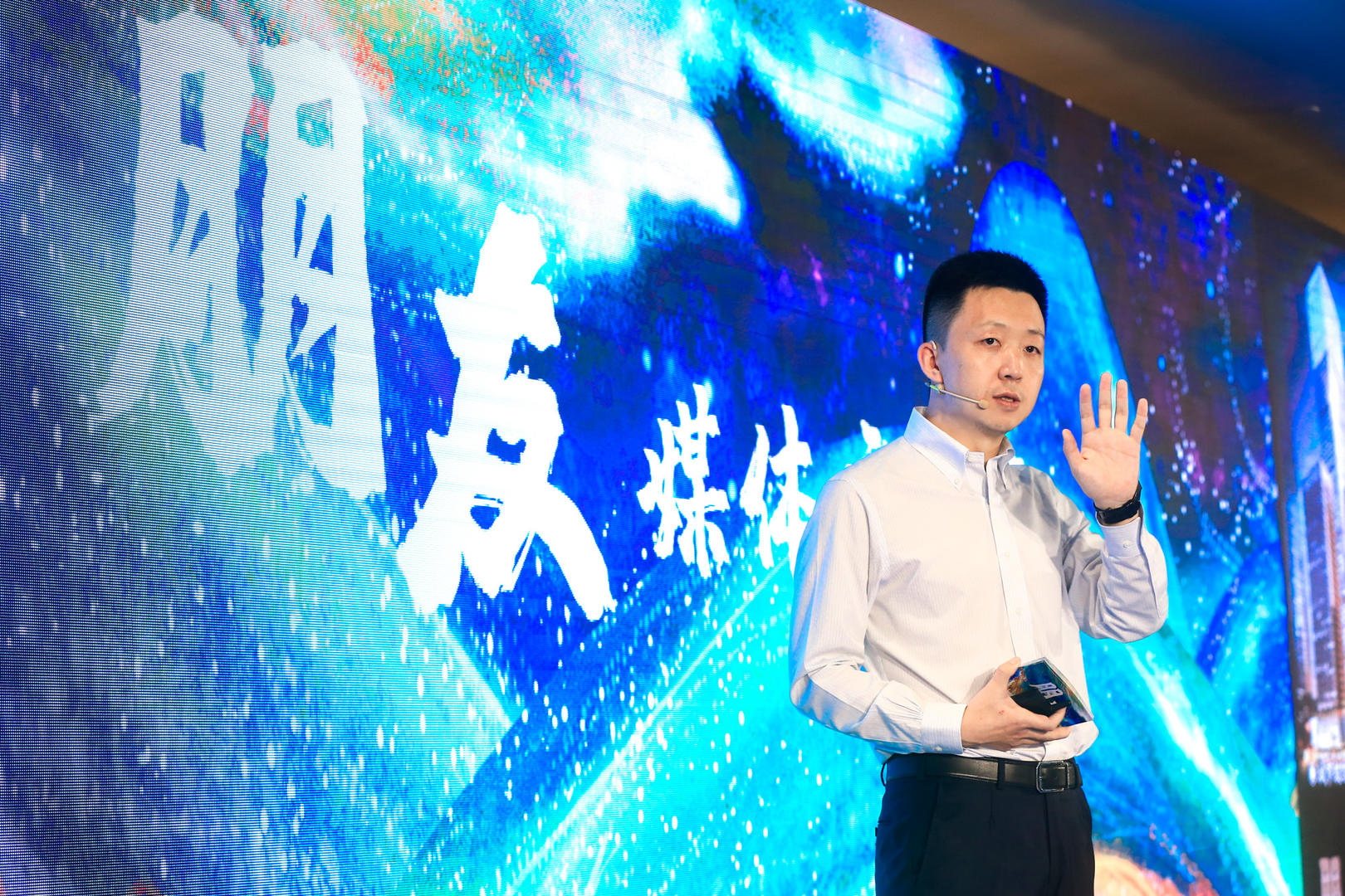 (万科中西部区域bg首席合伙人李嵬)