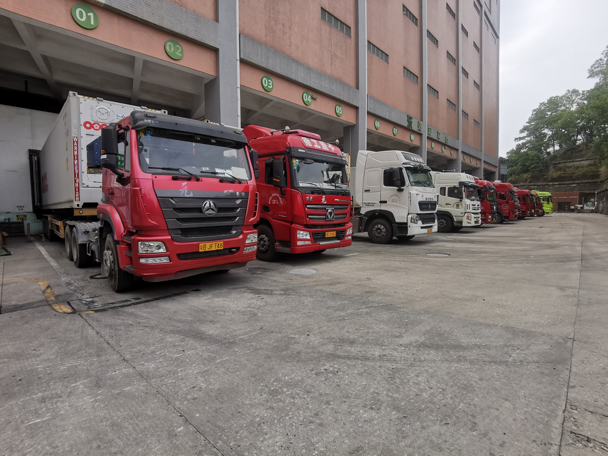 在深圳"进口冻品集中监管仓外等候卸货的大货车.新华社记者 王丰摄