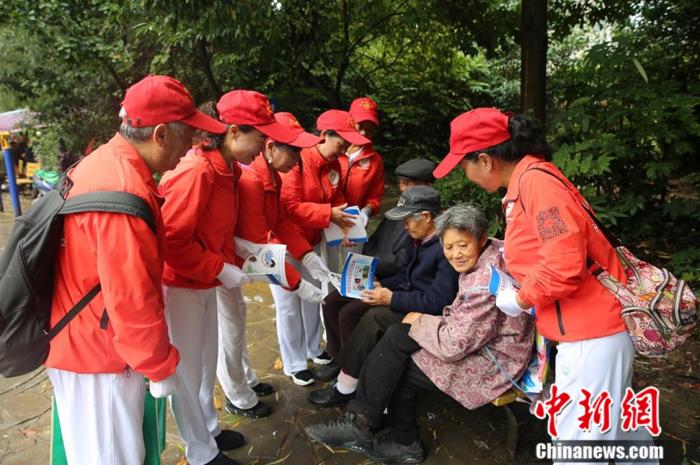 “消防妈妈团”正在为社区居民宣传普及消防知识。观山湖区消防救援大队供图