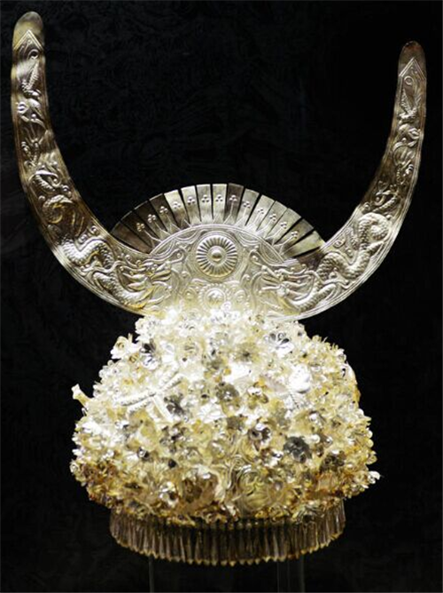 苗族银饰的银角精巧华丽,均匀对称,繁复中见精细.