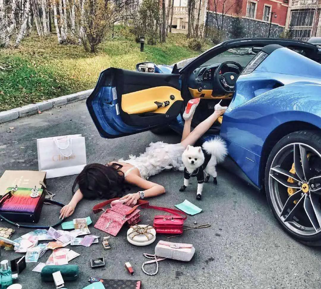 网上流行的"土豪摔",也被认为是"凡学"的表现形式