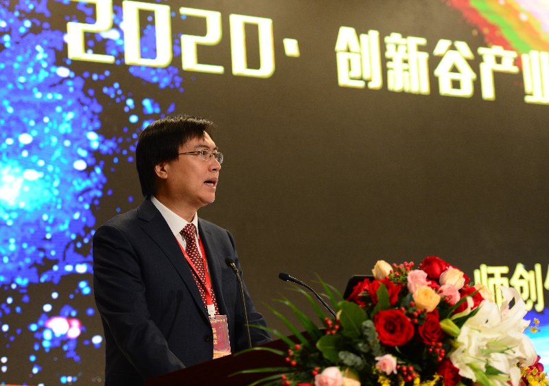 董事长杨国栋,泉脉农业科技有限公司董事长付道林分别发表主题演讲