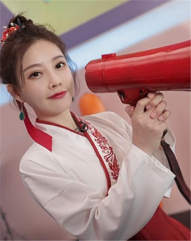 近日冯提莫在东方卫视《我们的歌》第二季里就有非常惊艳的表现,和