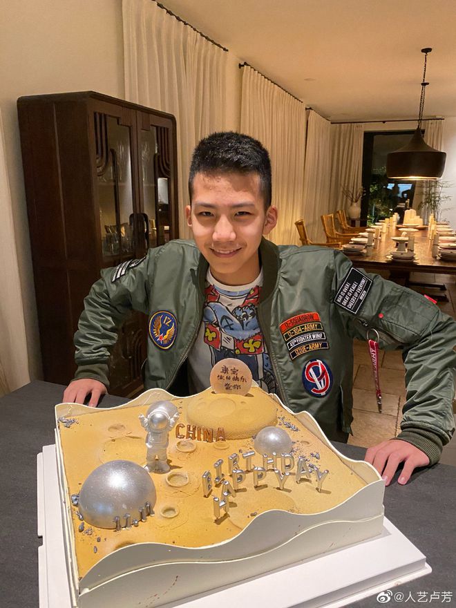 胡军妻子晒照为儿子庆生 康康暴风成长变化大