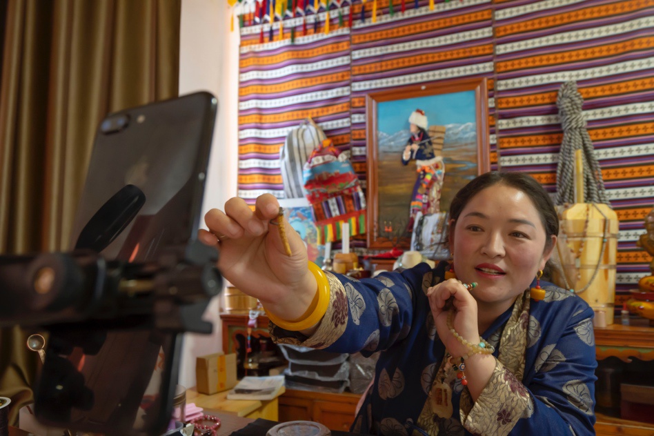 正在直播卖虫草的青海藏族主播扎西卓玛