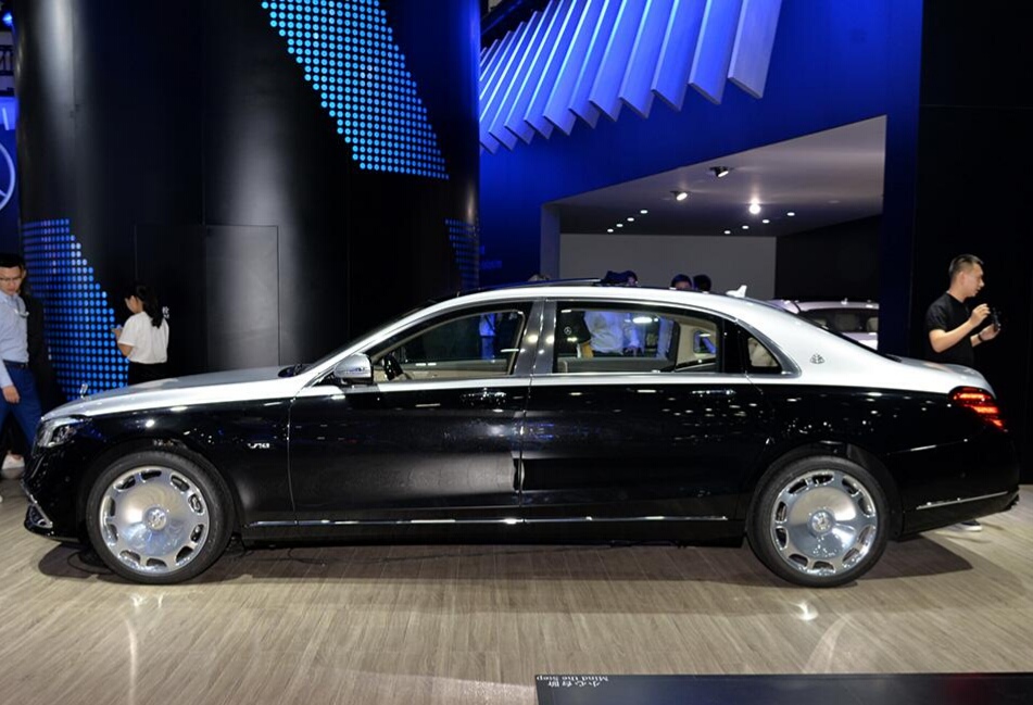 全新迈巴赫奔驰s级,6.0t双涡轮12缸动力 四驱,气场不输幻影!