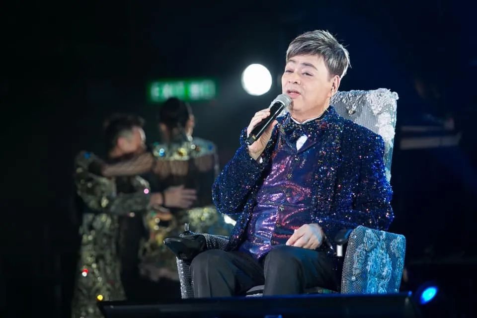 香港"靓声王"身形暴瘦只剩90磅,头发花白以轮椅代步|张伟文|身形|轮椅