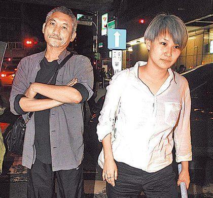 70岁徐克携小30岁女友吃饭,胡子花白老态明显,同框似父女