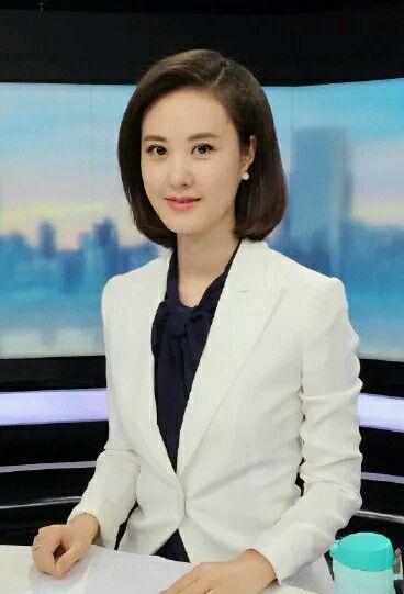 央视美女主持秦方曾是重庆高考状元今39岁魅力不减却仍单身