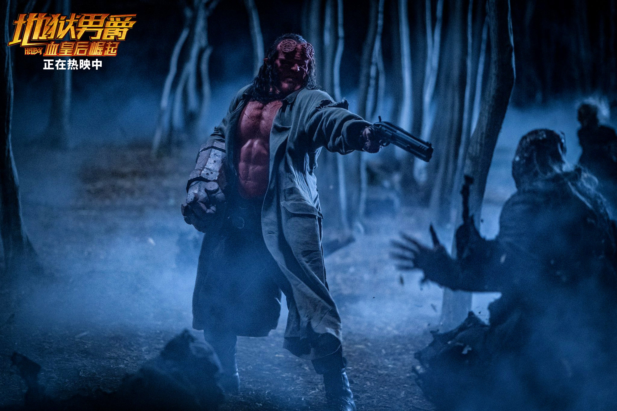 《地狱男爵》正在热映中地狱男爵自带小火炉燃爆影院提前供暖