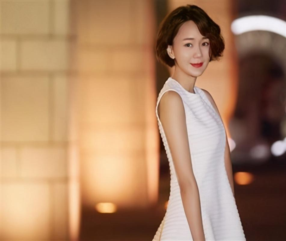 王一楠骑车送孩子上学接地气奔赴工作不停息主持功力让人佩服