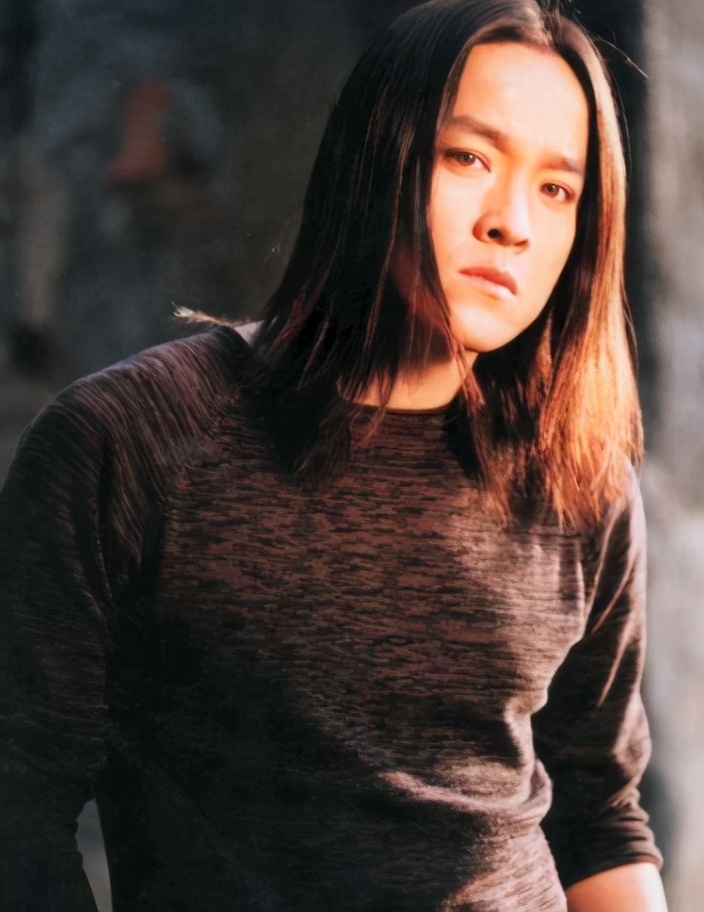 与长发男大街腻歪依偎,曾0片酬出演其电影|江一燕|赵汉唐|长发_新浪