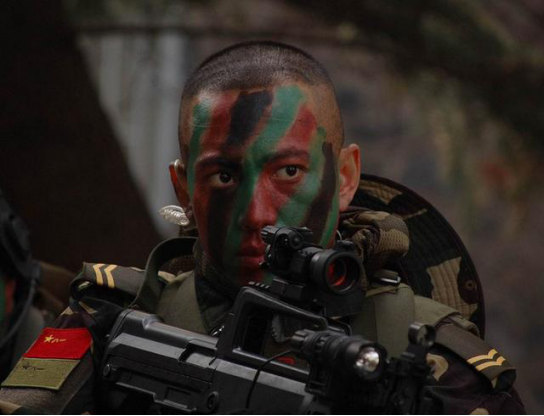 他出演我是特种兵的小庄走红曾因拍戏不慎坠马导致脊椎受损