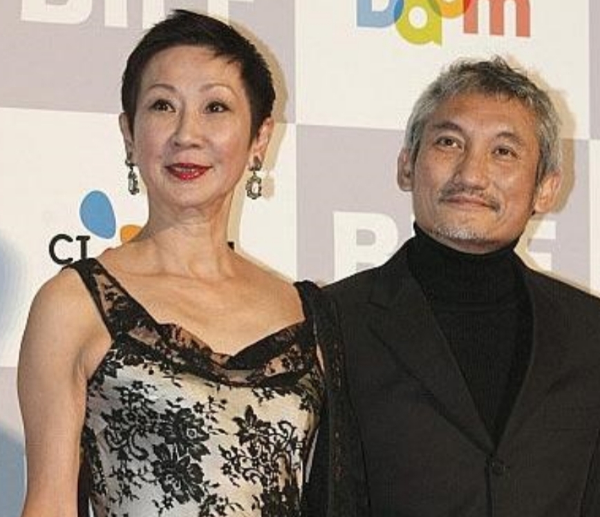 70岁徐克携小30岁女友吃饭,胡子花白老态明显,同框似父女