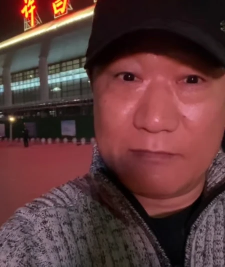 57岁谢东现身商演,双鬓斑白不如网红,55岁才结婚儿子才2岁