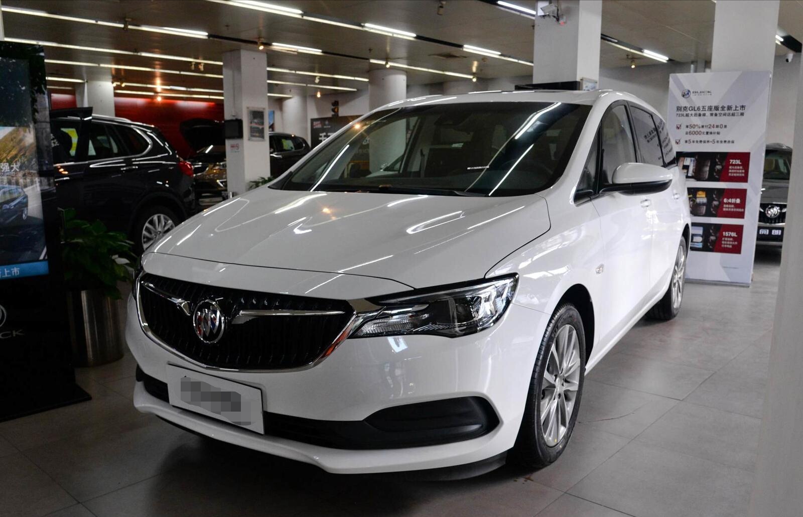 新款别克gl6到店,中控连体屏 6座,油耗6升,落地11万
