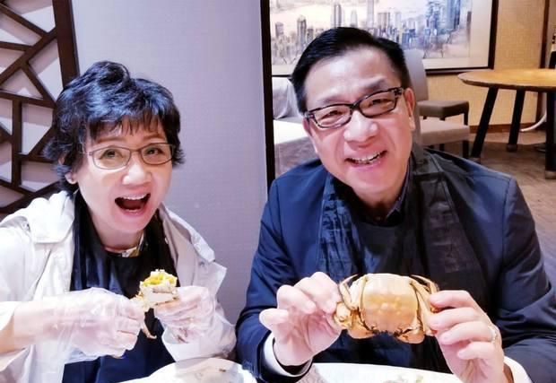 60岁张德兰罕见现身丈夫亲密庆祝生日结婚32年感情非常好