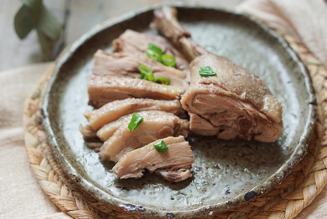 精选美食:盐水鸭,蒜香炸排骨,红烧牛排,腐竹红烧肉的做法