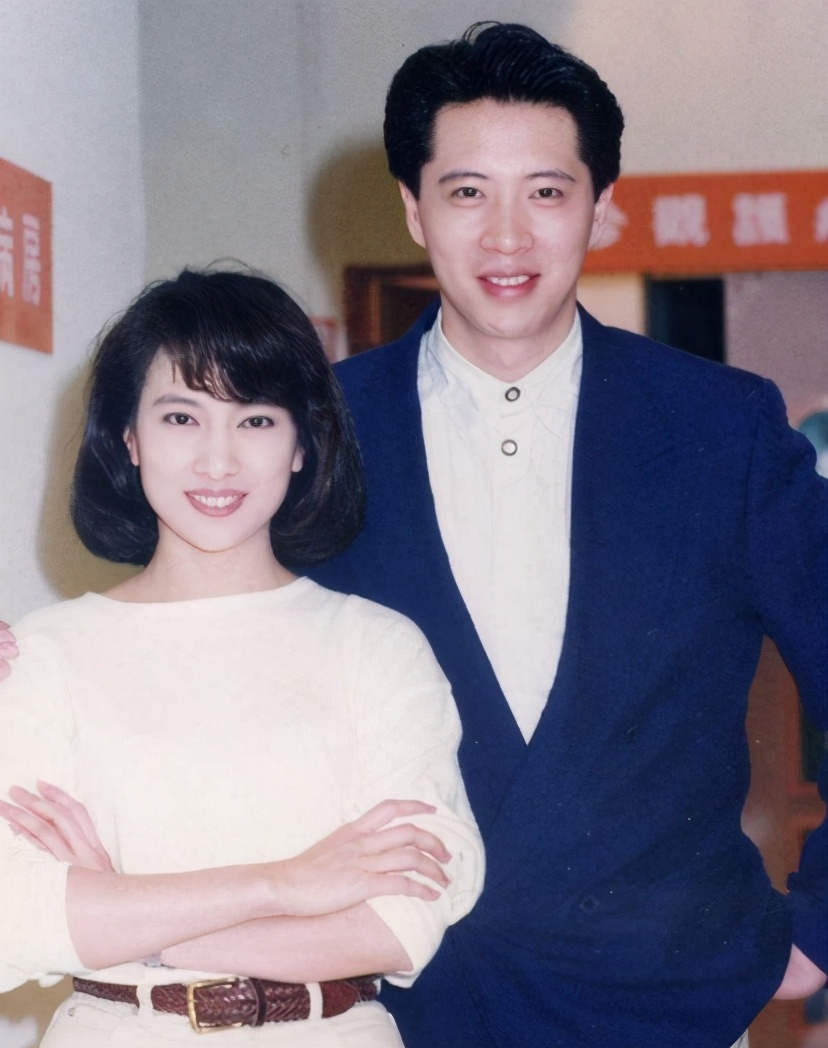 林以真老公名叫邱立坚,是旅美商人,从事电脑,房地产建筑业,也是和成