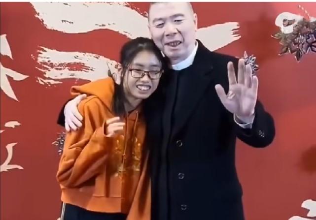 不是亲生胜似亲生!看冯小刚两个女儿,养女长的比亲生女儿还像他