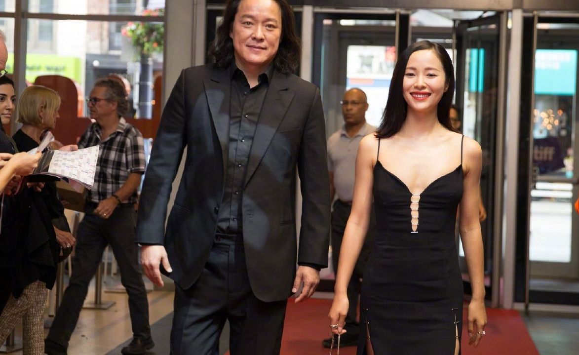 江一燕与赵汉唐看房车靠男方肩膀关系暧昧之前被曝隐婚生子