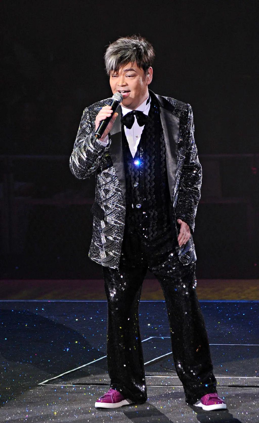 香港"靓声王"身形暴瘦只剩90磅,头发花白以轮椅代步|张伟文|身形|轮椅