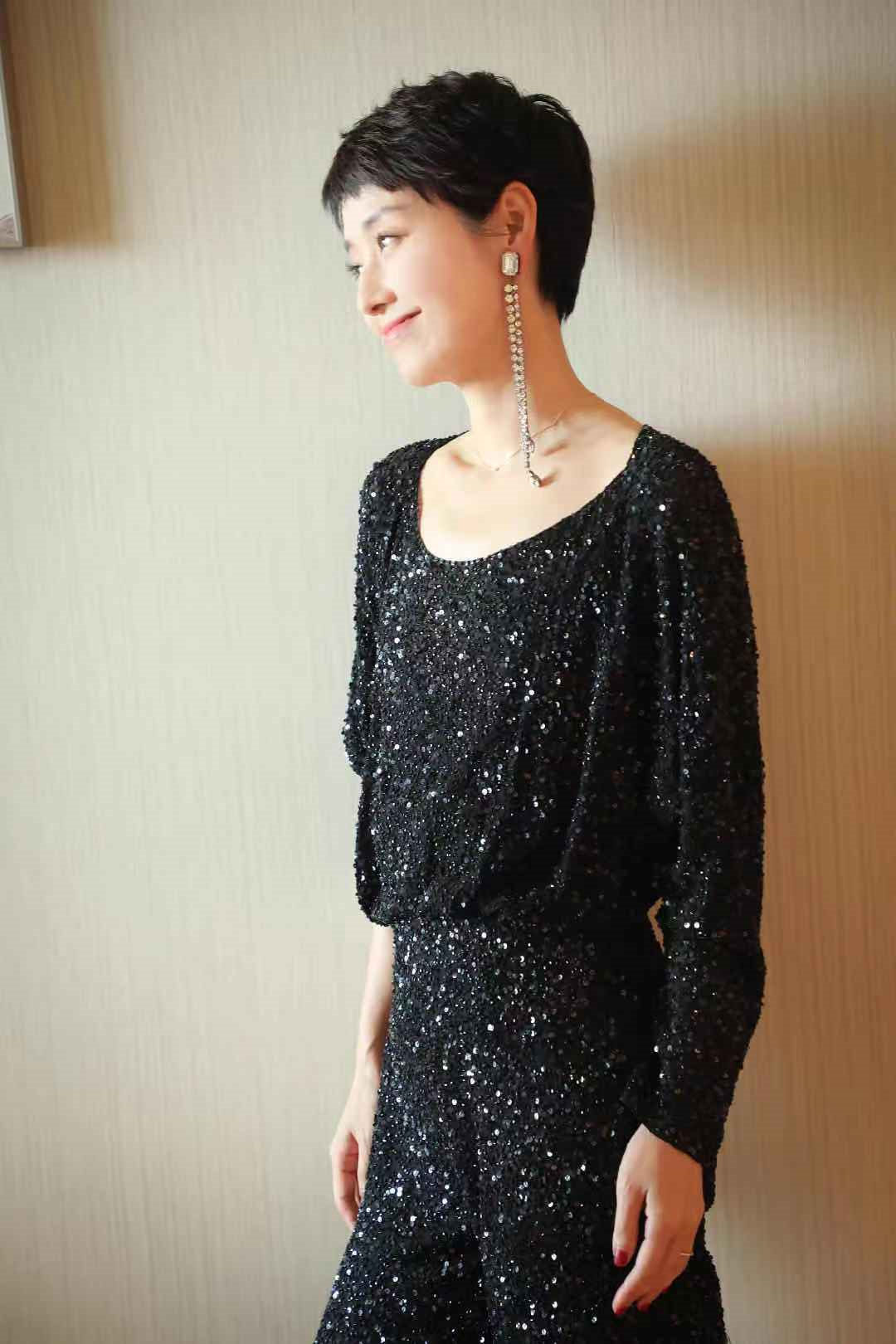 马伊琍的骨感身材更有高级感,一袭荧光绿连衣裙吸眼球,气质惊艳