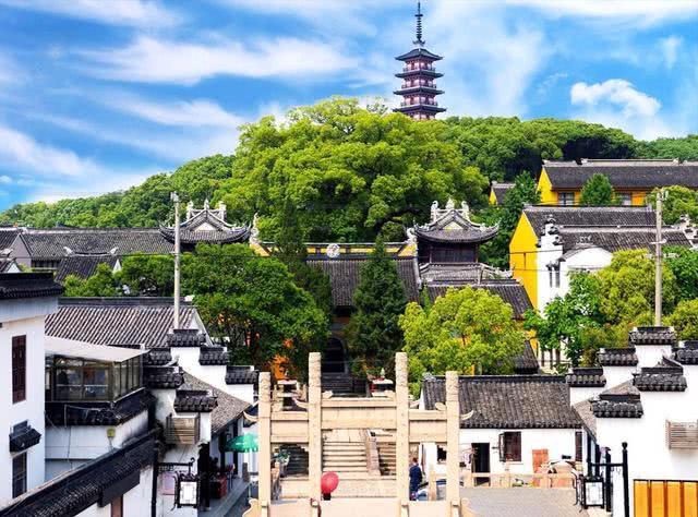 苏州吴中一座古镇,坐落湖畔因寺庙得名,四棵古柏千年未倒