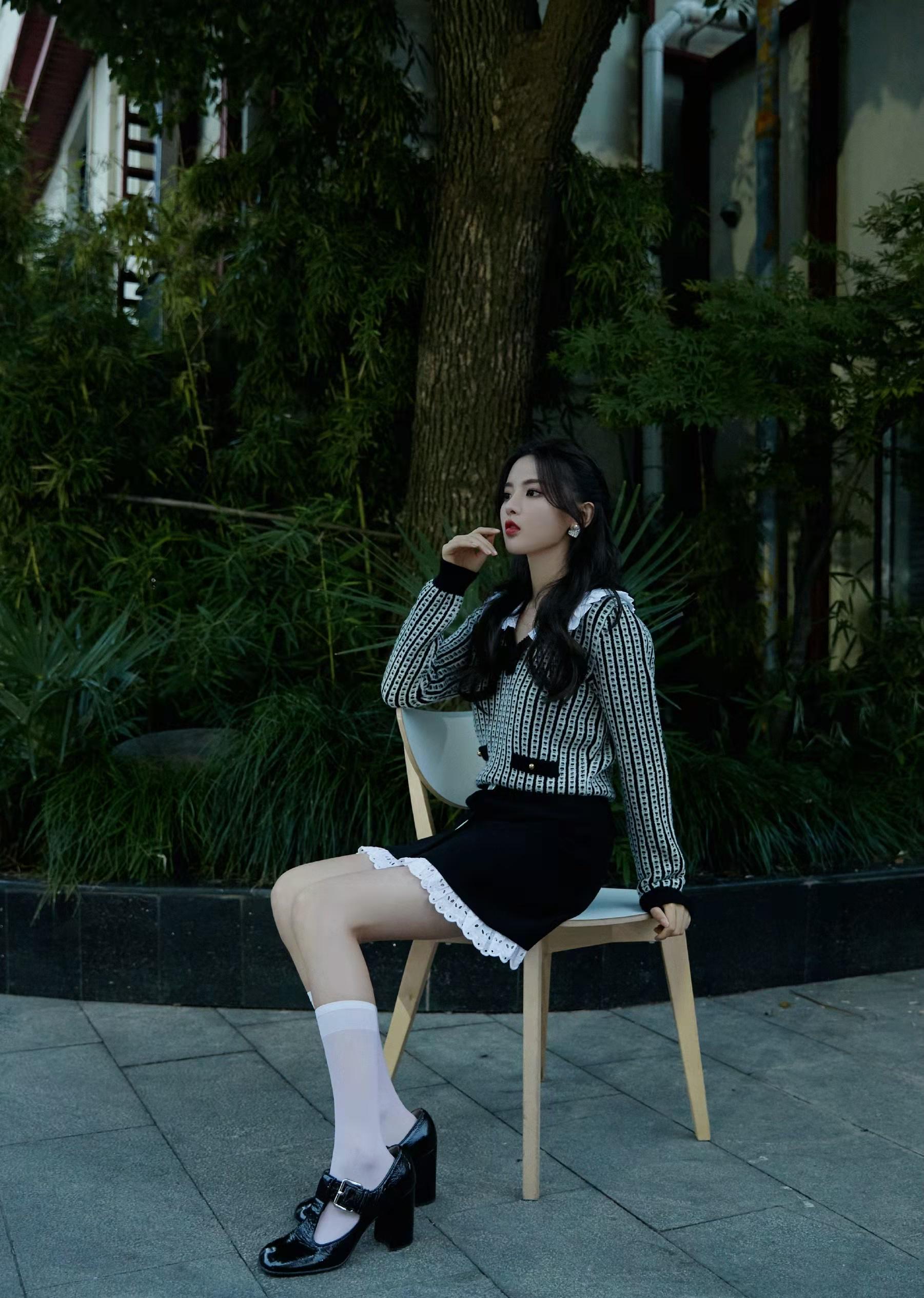 杨超越双丸子头鬼马精灵,粉色公主裙萌出天际,长筒袜上镶珍珠