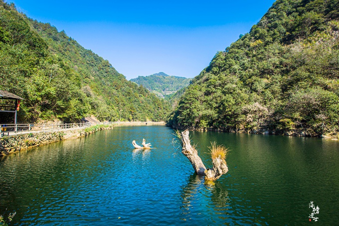 安徽皖南隐藏着一处桃源仙境,原始静谧,游客仿佛来到了小九寨沟