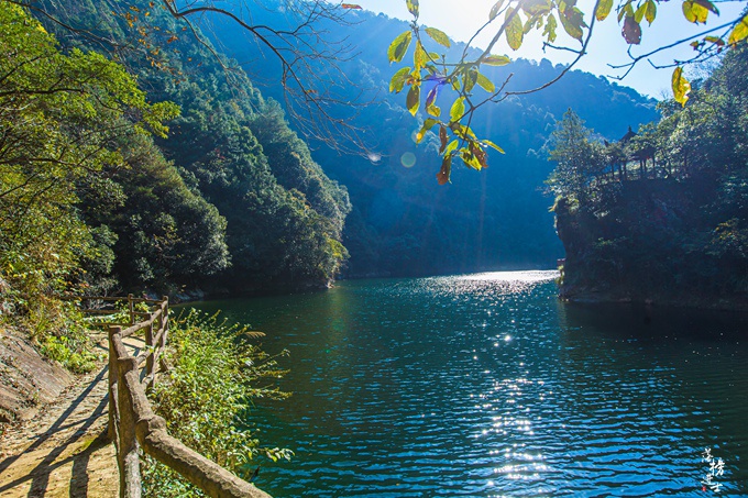 安徽皖南隐藏着一处桃源仙境,原始静谧,游客仿佛来到了小九寨沟