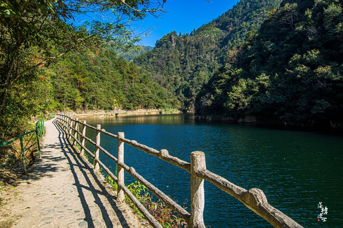 安徽皖南隐藏着一处桃源仙境,原始静谧,游客仿佛来到了小九寨沟