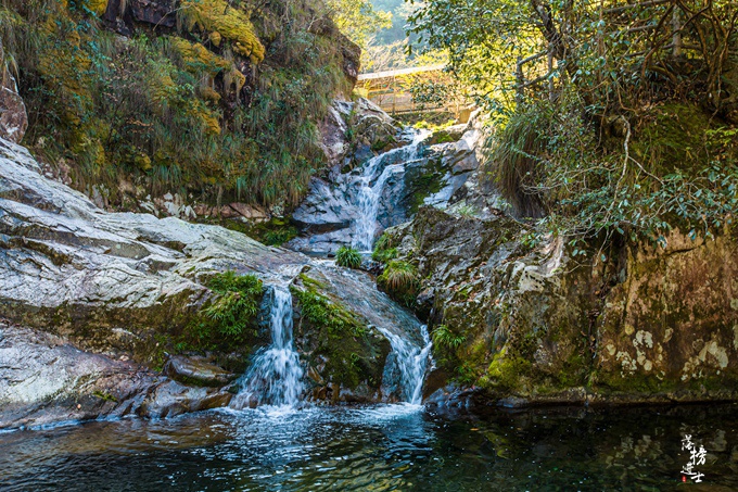 安徽皖南隐藏着一处桃源仙境,原始静谧,游客仿佛来到了小九寨沟