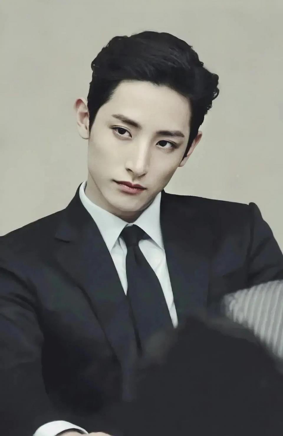 好优越的头身比和气质,真江南太子爷!李洙赫真的好斯文败类.