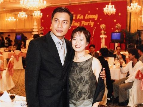 罗嘉良有两段婚姻,第一任妻子是他的初恋女友方敏仪.