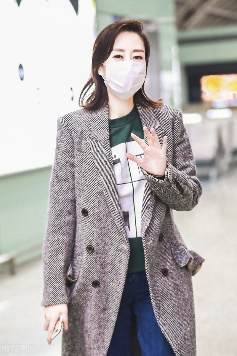 刘敏涛现身机场一袭风衣气场满满眼神里都充满了戏