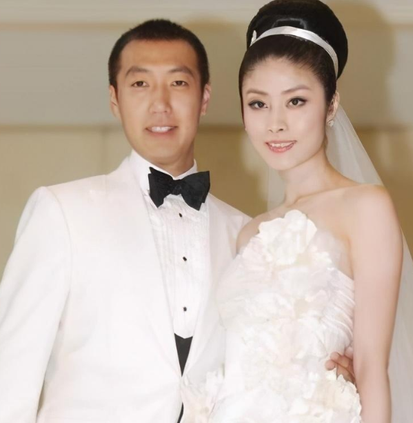 陈慧琳本身就是富二代出身,嫁给同样有钱的富豪老公后,她也成为了一个