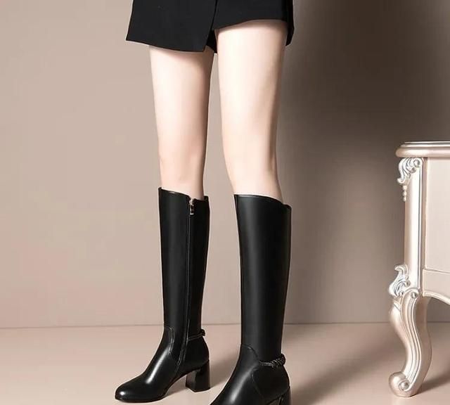 不想穿高跟鞋试试新出这款鞋好看又好穿,7080女人穿美上添美