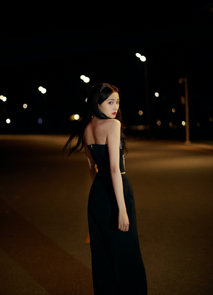 近日,关晓彤工作室晒出关晓彤的一组美照,照片中的她身穿黑色闪钻开叉