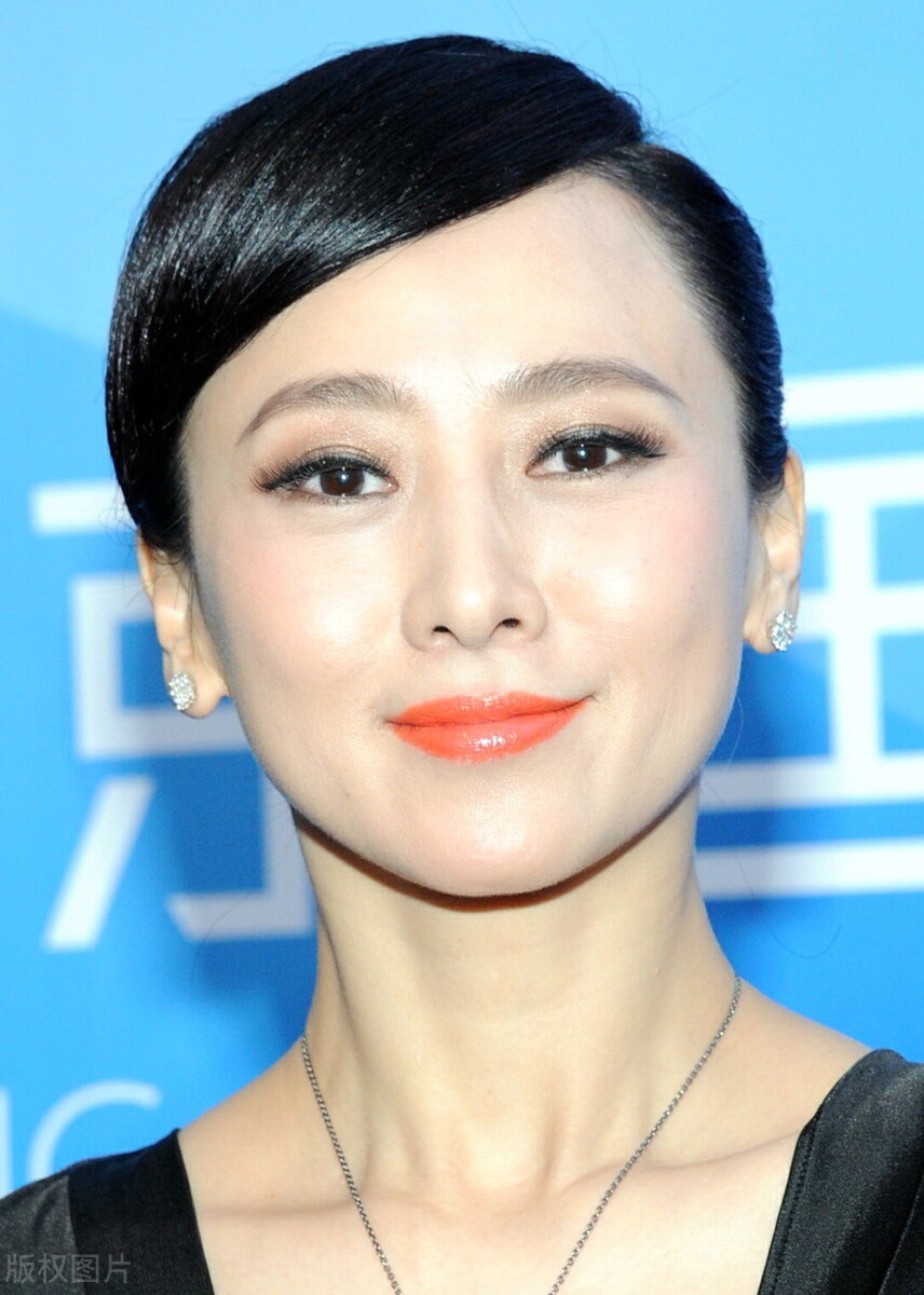 香港影视明星翁虹魅力出众更显女人味了