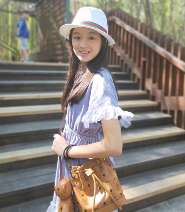 杨幂新签约13岁童星长相酷似赵丽颖曾出演童年版楚乔