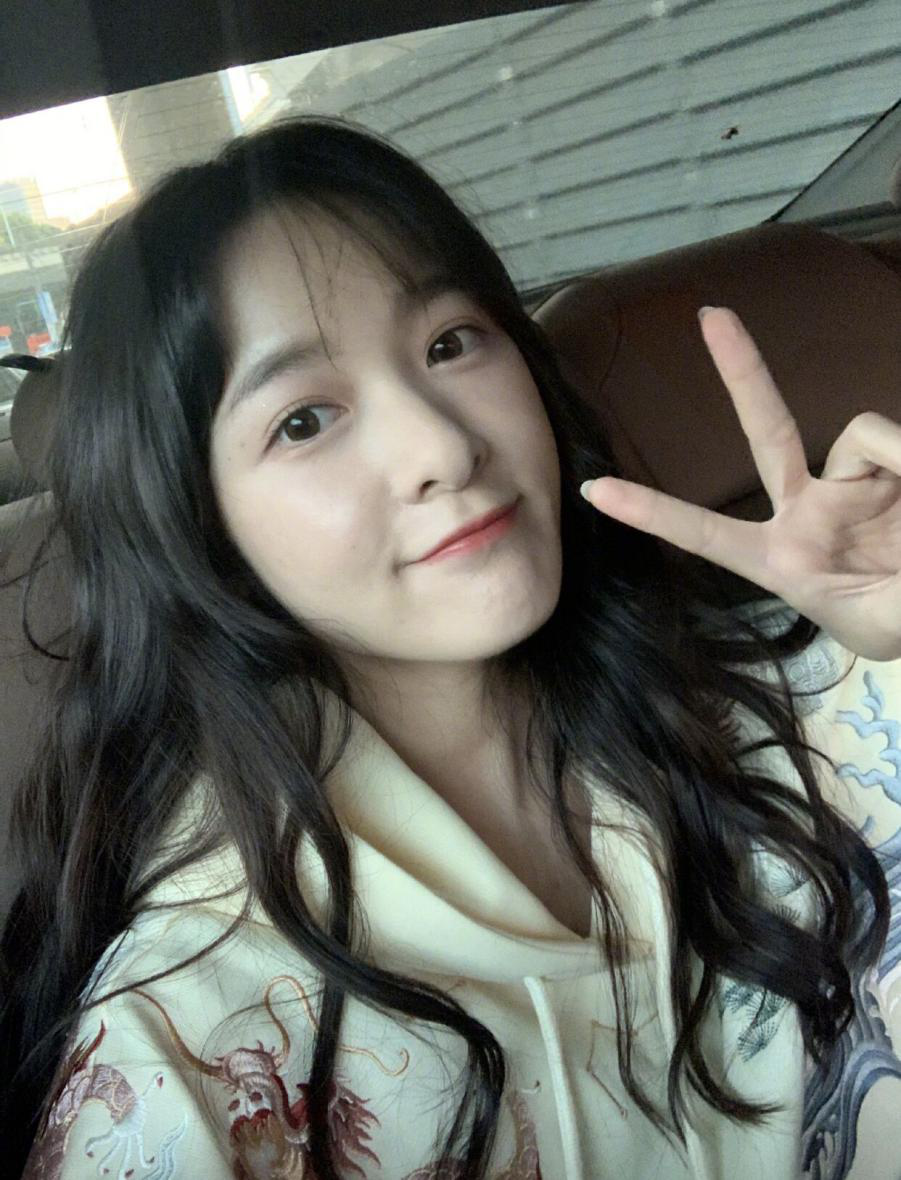 23岁徐娇女大十八变近照穿知性套装太有女人味却被质疑微调