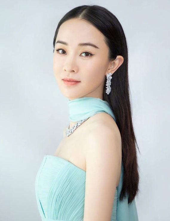 看了霍思燕18岁的照片,在那个没有p图的年代,校花非她莫属