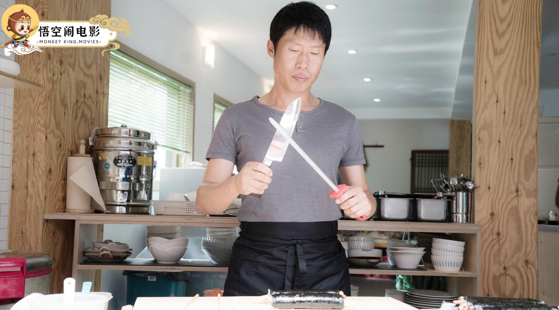 《幸运钥匙》穷小子李准在浴池里洗澡时