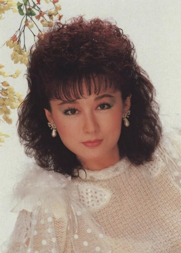 潘迎紫13岁出道曾嫁陈鸿烈离婚后坚持不婚不育今71岁像少女