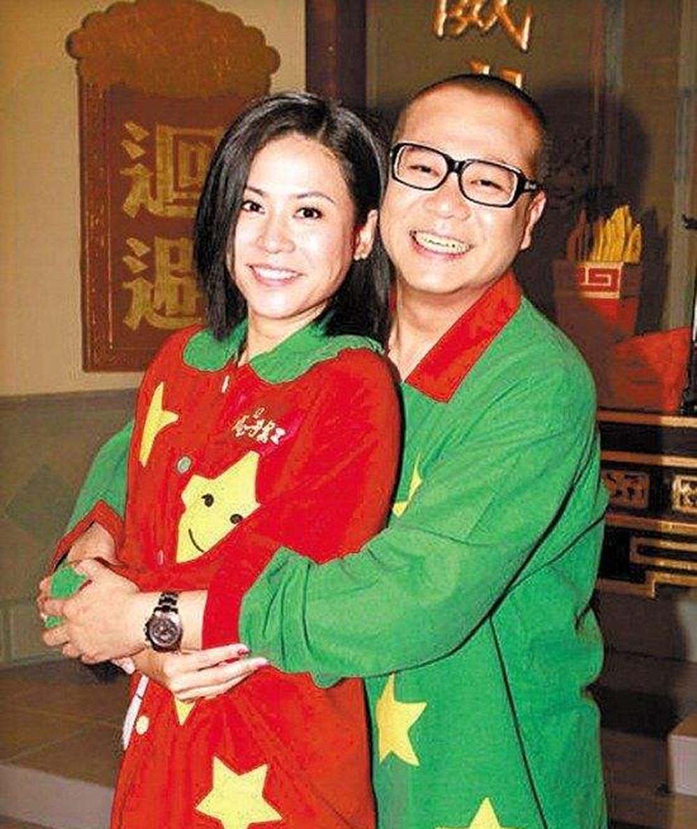 着夫妻俩,三人笑得很开心,可以看出宣萱和欧阳震华夫妇俩的关系都很好