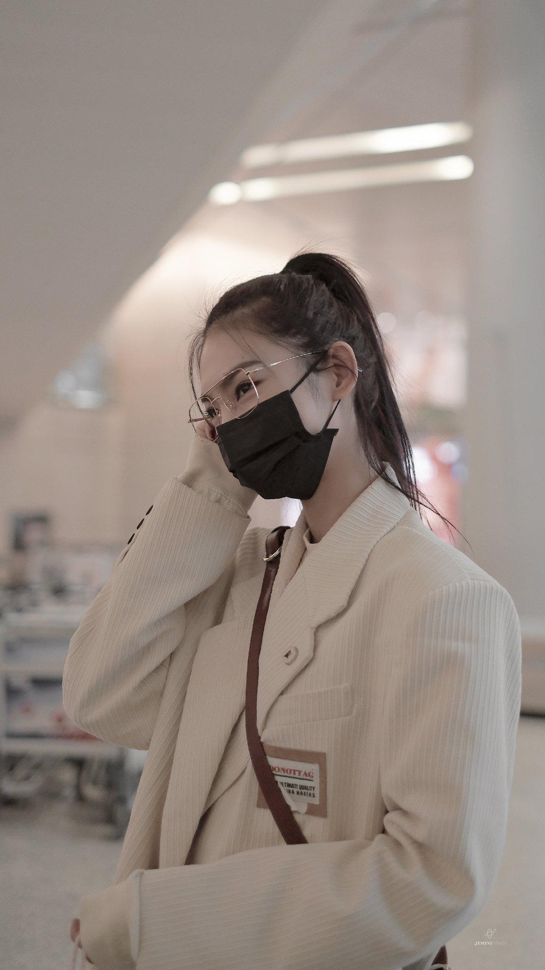 曾可妮白色西服搭配高马尾,尽显利落时尚感,这才是霸道总裁吧