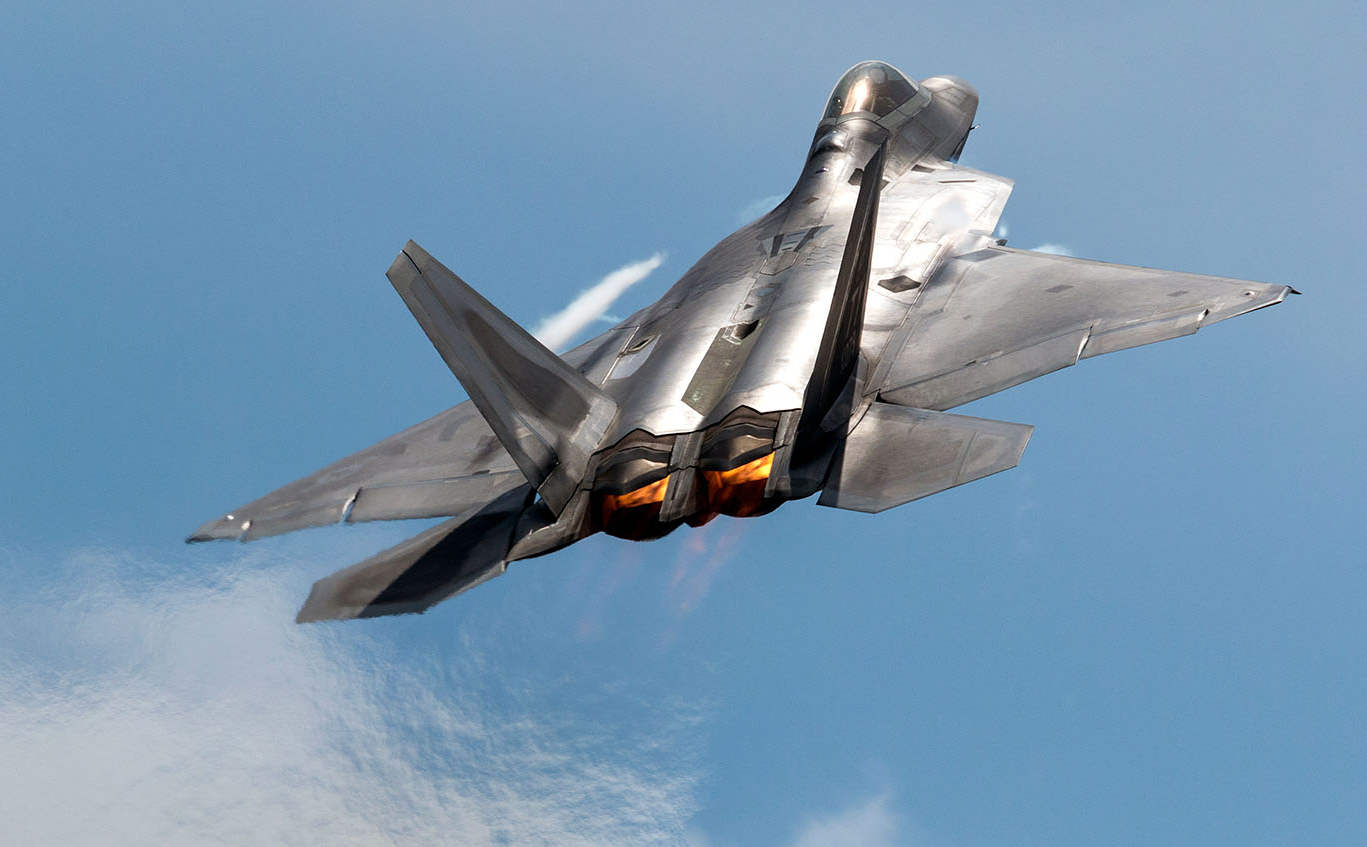 美军装备的f-22第五代战斗机