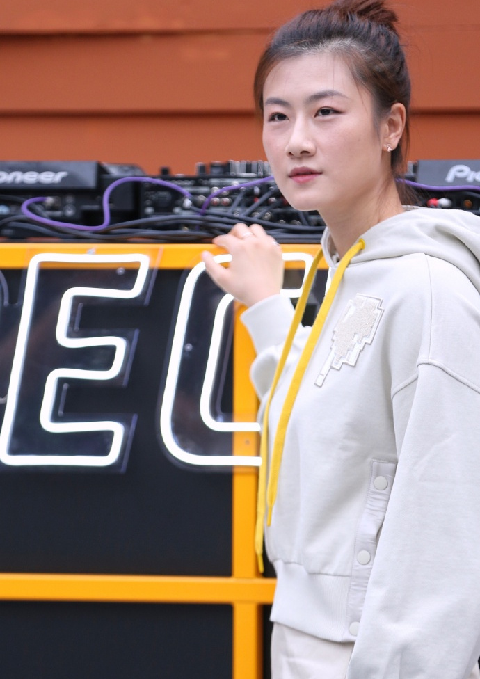 女乒最美选手丁宁频现商业活动,或将退役的她,会成女版张继科吗