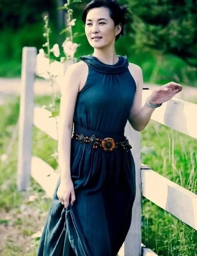 看剧照还是看本人,王菁华也是一个诗书才华的人.